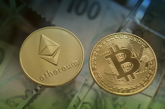 투자자 43% ˝이번주 비트코인 강세 전망˝…28% ˝현물 ETF 출시하면 이더리움 5천달러 예상˝:코인리더스