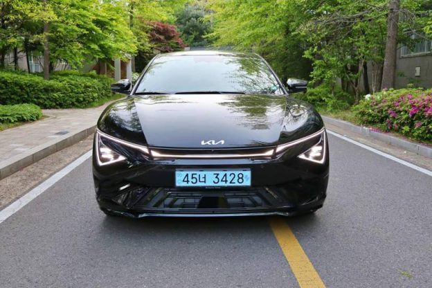 [시승기] 주행 거리 확대 ·패밀리 룩 적용…’기아 더 뉴 EV6′