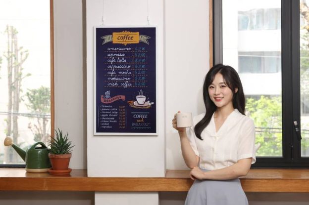 [뉴스줌인] 전원 연결 필요 없는 전광판? ‘삼성 컬러 이페이퍼’ 출시
