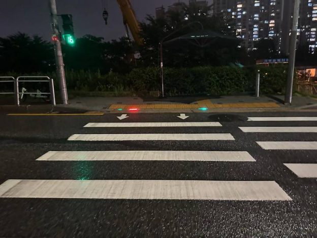 고장난 채 방치된 ‘바닥형 신호등’ 보행자 안전 위협