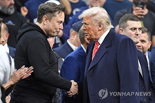 트럼프측, 머스크에 견제구…”테슬라이사회 정치활동 싫어할 것”:코인리더스